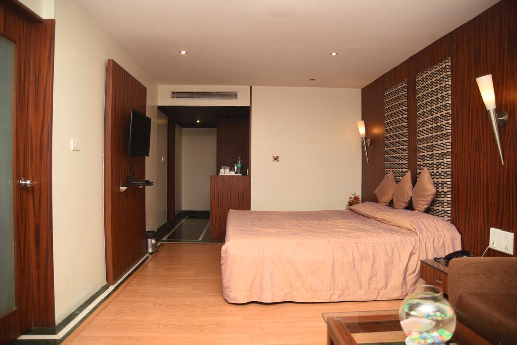 Hotel Maurya Bangalore Exterior photo