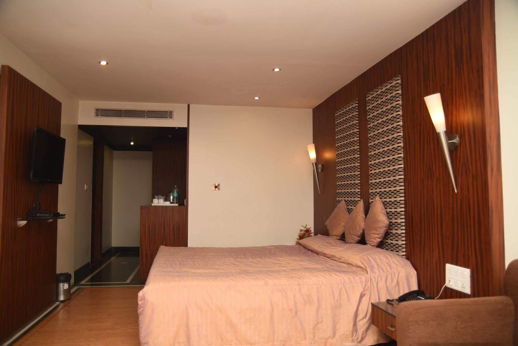 Hotel Maurya Bangalore Exterior photo